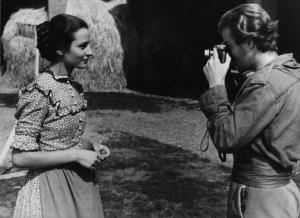 Scena del film "Giacomo l'idealista" - Regia Alberto Lattuada - 1943 - L'attrice Marina Berti e un attore non identificato che scatta una fotografia