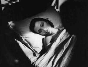 Scena del film "Giacomo l'idealista" - Regia Alberto Lattuada - 1943 - L'attrice Marina Berti a letto