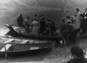 Set del film "Giacomo l'idealista" - Regia Alberto Lattuada - 1943 - Il regista Alberto Lattuada con alcuni operatori in barca