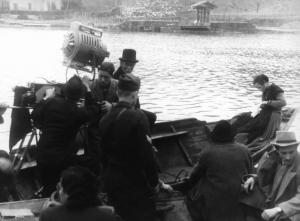 Scena del film "Giacomo l'idealista" - Regia Alberto Lattuada - 1943 - L'attrice Marina Berti in barca con due attori non identificati e gli operatori