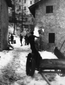 Scena del film "Giacomo l'idealista" - Regia Alberto Lattuada - 1943 - Operatori sul set innevato