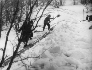 Scena del film "Giacomo l'idealista" - Regia Alberto Lattuada - 1943 - Operatori della troupe liberano il set dalla neve