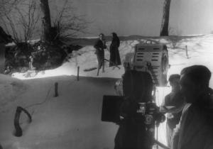 Scena del film "Giacomo l'idealista" - Regia Alberto Lattuada - 1943 - L'attrice Marina Berti sulla neve insieme agli operatori della troupe