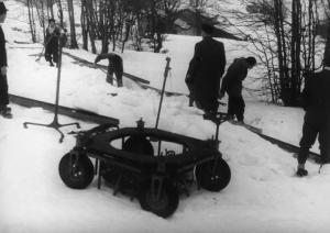 Set del film "Giacomo l'idealista" - Regia Alberto Lattuada - 1943 - Il regista Alberto Lattuada in montagna sulla neve con gli operatori
