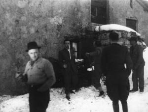 Scena del film "Giacomo l'idealista" - Regia Alberto Lattuada - 1943 - Gli operatori liberano il set dalla neve