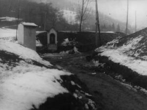 Scena del film "Giacomo l'idealista" - Regia Alberto Lattuada - 1943 - Strada innevata di montagna