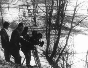 Set del film "Giacomo l'idealista" - Regia Alberto Lattuada - 1943 - Il regista Alberto Lattuada idietro la macchina d apresa con due operatori