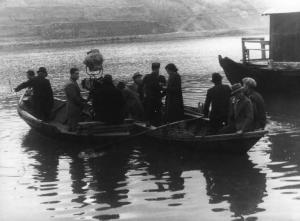 Scena del film "Giacomo l'idealista" - Regia Alberto Lattuada - 1943 - Attori non identificati e operatori in barca su un fiume