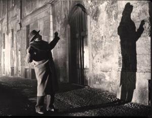 Scena del film "Il cappotto" - Regia Alberto Lattuada - 1952 - L'attore Giulio Stival spaventato dalla sua ombra