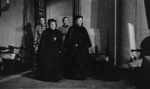 Scena del film "Giacomo l'idealista" - Regia Alberto Lattuada - 1943 - L'attrice Marina Berti e tre attrici non identificate
