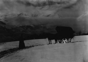 Scena del film "Giacomo l'idealista" - Regia Alberto Lattuada - 1943 - L'attrice Marina Berti sulla neve davanti a una carrozza