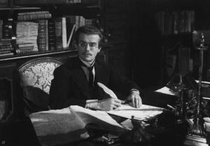 Scena del film "Giacomo l'idealista" - Regia Alberto Lattuada - 1943 - L'attore Massimo Serato alla scrivania