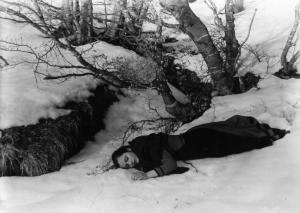 Scena del film "Giacomo l'idealista" - Regia Alberto Lattuada - 1943 - L'attrice Marina Berti stesa sulla neve