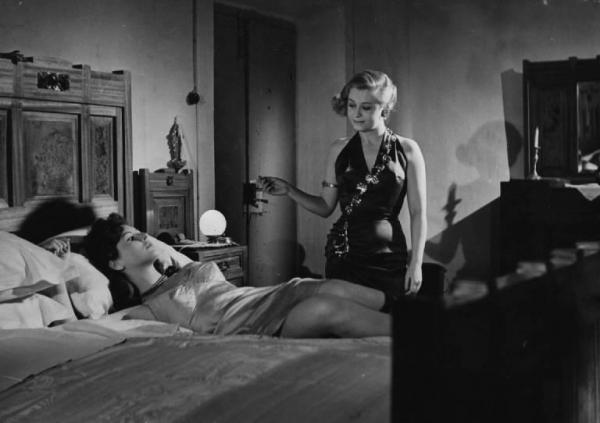 Scena del film "Luci del varietà" - Regia Alberto Lattuada, Federico Fellini - 1950 - Le attrici Giulietta Masina e Carla Del Poggio a letto