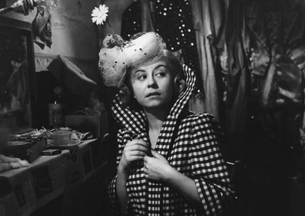 Scena del film "Luci del varietà" - Regia Alberto Lattuada, Federico Fellini - 1950 - L'attrice Giulietta Masina
