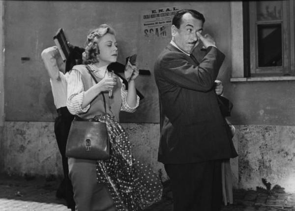Scena del film "Luci del varietà" - Regia Alberto Lattuada, Federico Fellini - 1950 - Gli attori Giulietta Masina e Peppino De Filippo