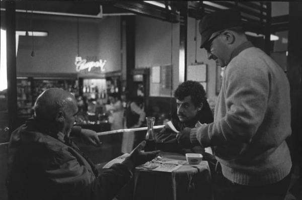Set del film "Sono stato io" - Regia Alberto Lattuada - 1973 - L'attore Giancarlo Giannini e il regista Alberto Lattuada in un bar