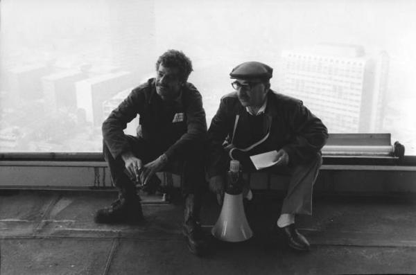 Set del film "Sono stato io" - Regia Alberto Lattuada - 1973 - L'attore Giancarlo Giannini e il regista Alberto Lattuada con un megafono