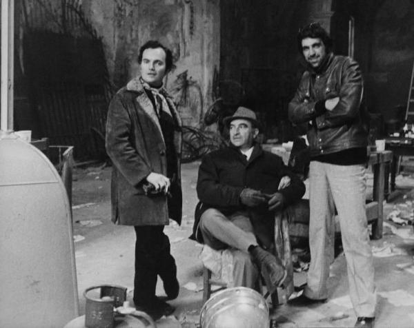 Set del film "Venga a prendere il caffè... da noi" - Regia Alberto Lattuada - 1970 - Il regista Alberto Lattuada con due collaboratori