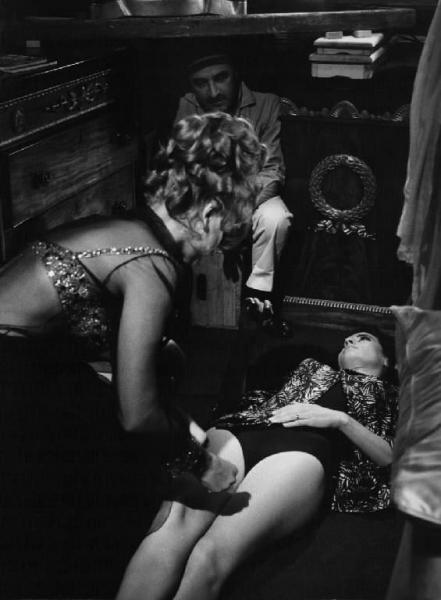 Set del film "Matchless" - Regia Alberto Lattuada - 1967 - L'attrice Ira Fürstenberg stesa, un'attrice non identificata di spalle e il regista Alberto Lattuada