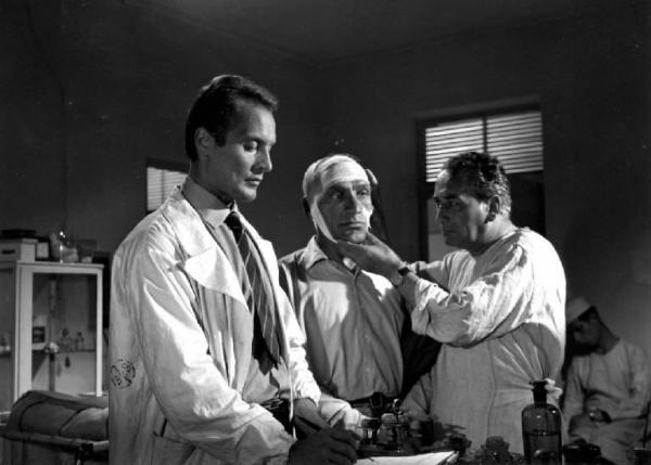 Scena del film "Anna" - Regia Alberto Lattuada - 1951 - Gli attori Piero Lulli e Nino Marchetti in camice bianco osservano un paziente