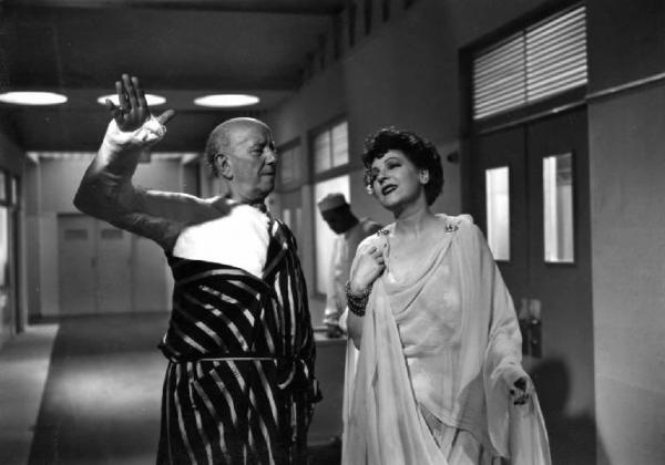 Scena del film "Anna" - Regia Alberto Lattuada - 1951 - Gli attori Emilio Petacci, con un braccio ingessato, e Dina Perbellini