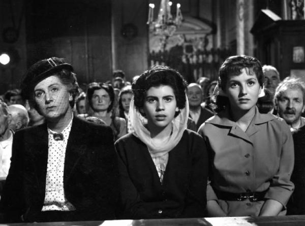 Scena del film "Anna" - Regia Alberto Lattuada - 1951 - L'attrice Tina Lattanzi e attori non identificati in chiesa