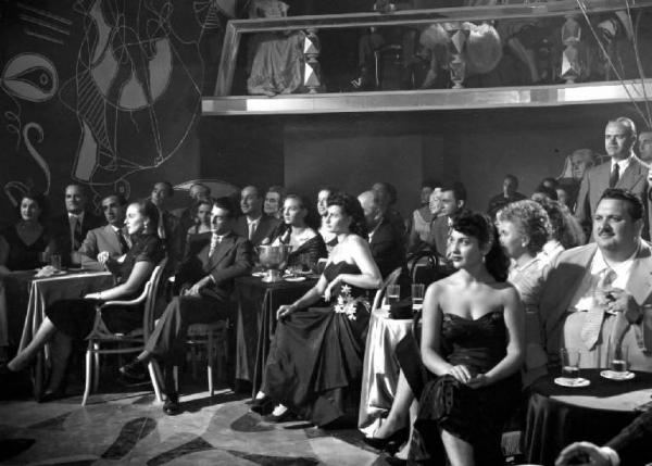 Scena del film "Anna" - Regia Alberto Lattuada - 1951 - Attori non identificati seduti ai tavolini di un locale