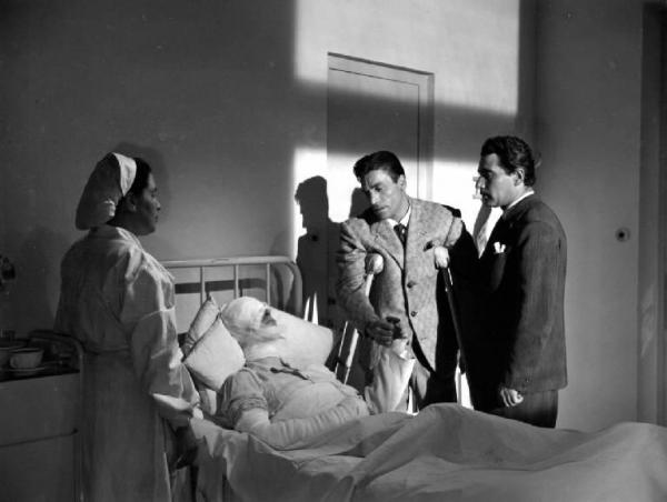 Scena del film "Anna" - Regia Alberto Lattuada - 1951 - Attori non identificati in ospedale