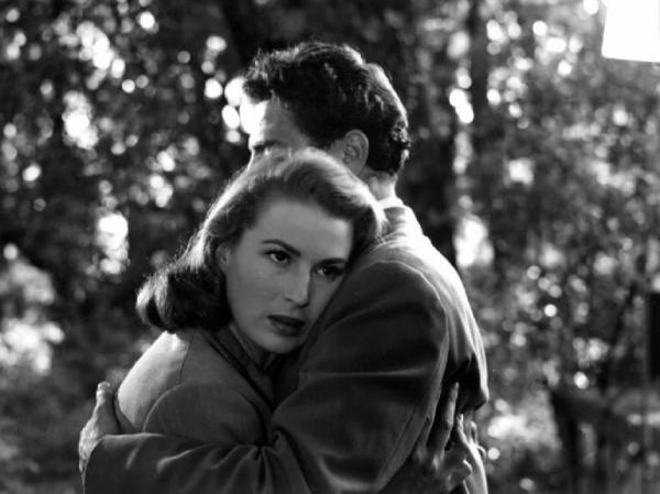 Scena del film "Anna" - Regia Alberto Lattuada - 1951 - Gli attori Silvana Mangano e Raf abbracciati