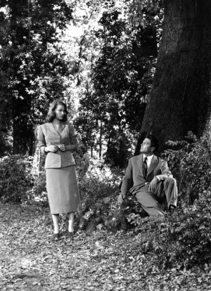 Scena del film "Anna" - Regia Alberto Lattuada - 1951 - Gli attori Silvana Mangano e Raf Vallone appoggiato a un albero