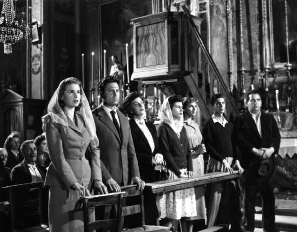 Scena del film "Anna" - Regia Alberto Lattuada - 1951 - Gli attori Silvana Mangano, Raf Vallone, Tina Lattanzi e attori non identificati in chiesa