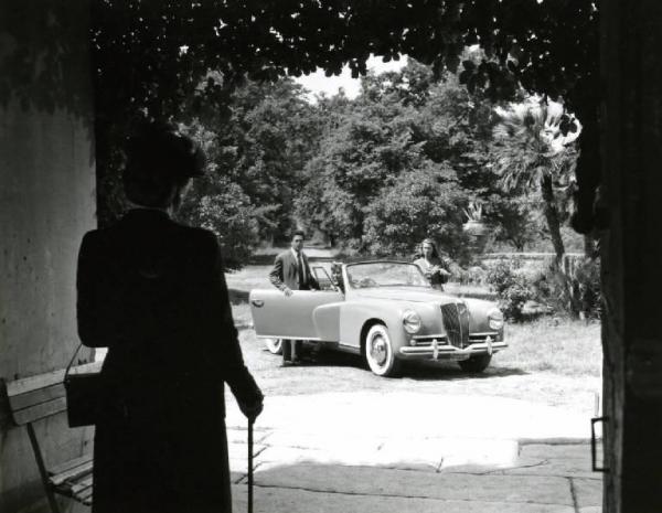 Scena del film "Anna" - Regia Alberto Lattuada - 1951 - Gli attori Tina Lattanzi, di spalle, Raf Vallone e Silvana , accanto a un'automobile
