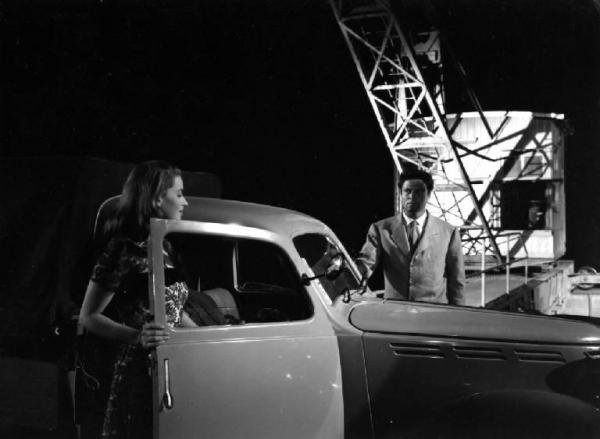 Scena del film "Anna" - Regia Alberto Lattuada - 1951 - Gli attori Silvana Mangano e Raf Vallone in automobile