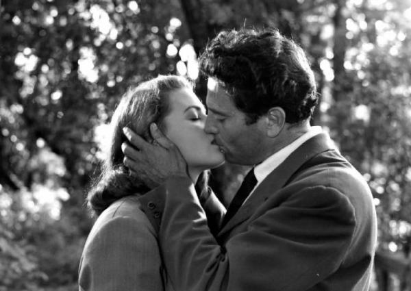 Scena del film "Anna" - Regia Alberto Lattuada - 1951 - Gli attori Silvana Mangano e Raf Vallone si baciano