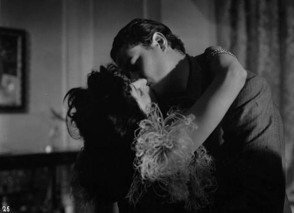 Scena del film "Il bandito" - Regia Alberto Lattuada - 1946 - Gli attori Amedeo Nazzari e Anna Magnani abbracciati si danno un bacio