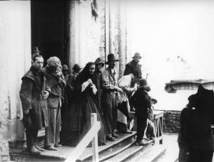 Scena del film "Piccolo mondo antico" - Regia Mario Soldati - 1941 - L'attrice Alida Valli con attori non identificati sul set avantia una chiesa
