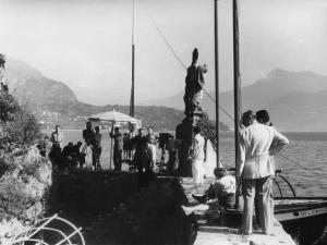 Scena del film "Piccolo mondo antico" - Regia Mario Soldati - 1941 - La troupe in riva al mare
