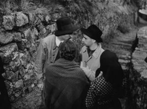 Set del film "Piccolo mondo antico" - Regia Mario Soldati - 1941 - L'aiuto regista Alberto Lattuada con attori non identificati