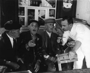 Set del film "Mafioso" - Regia Alberto Lattuada - 1962 - Il regista Alberto Lattuada con tre attori non identificati