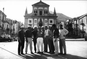 Set del film "Mafioso" - Regia Alberto Lattuada - 1962 - Il regista Alberto Lattuada con l'attore Alberto Sordi e il resto della troupe