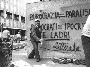 Set del film "Oh! Serafina" - Regia Alberto Lattuada - 1976 - Il regista Alberto Lattuada scrive su un muro con una bomboletta