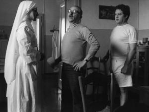 Set del film "Oh! Serafina" - Regia Alberto Lattuada - 1976 - Il regista Alberto Lattuada con l'attore Renato Pozzetto in mutande e un'attrice non identificata in abito da suora