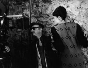 Set del film "Venga a prendere il caffè... da noi" - Regia Alberto Lattuada - 1970 - Il regista Alberto Lattuada con l'attrice Francesa Romana Coluzzi