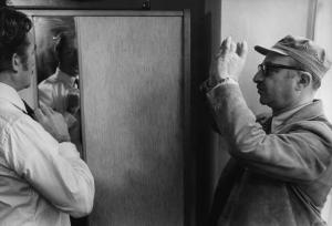 Set del film "Venga a prendere il caffè... da noi" - Regia Alberto Lattuada - 1970 - Il regista Alberto Lattuada e l'attore Ugo Tognazzi allo specchio