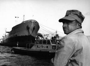 Set del film "Matchless" - Regia Alberto Lattuada - 1967 - Il regista Alberto Lattuada al porto