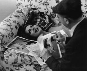 Set del film "Matchless" - Regia Alberto Lattuada - 1967 - L'attrice Ira Fürstenberg sul divano e il regista Alberto Lattuada