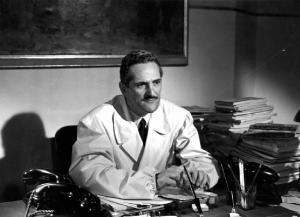 Scena del film "Anna" - Regia Alberto Lattuada - 1951 - L'attore Jacques Dumesnil in camice bianco seduto a una scrivania