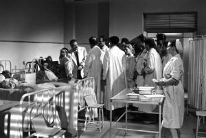 Scena del film "Anna" - Regia Alberto Lattuada - 1951 - Gli attori Jacques Dumesnil e Piero Lulli in camice bianco assieme a medici e infermieri in ospedale