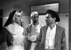 Scena del film "Anna" - Regia Alberto Lattuada - 1951 - Gli attori Silvana Mangano, in abito da suora infermiera, e Rocco D'Assunta con un infermiere